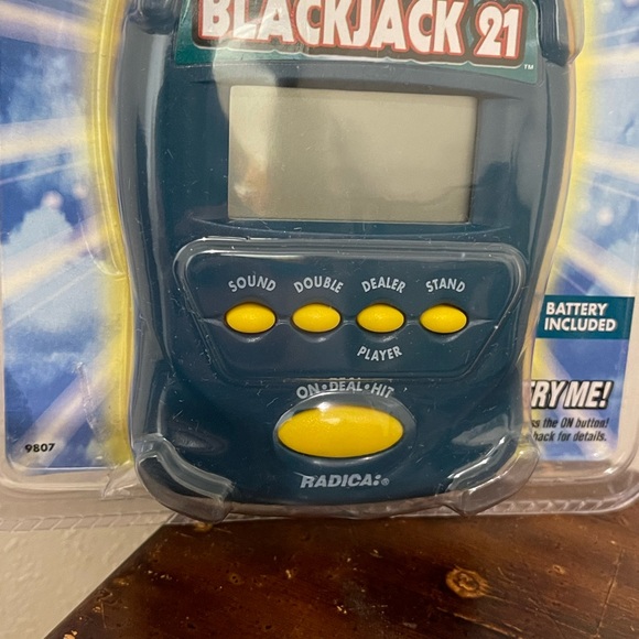 Radica Blackjack 21 Casino Pocket Electronic Handheld Game in Original Packaging - Picture 7 of 11